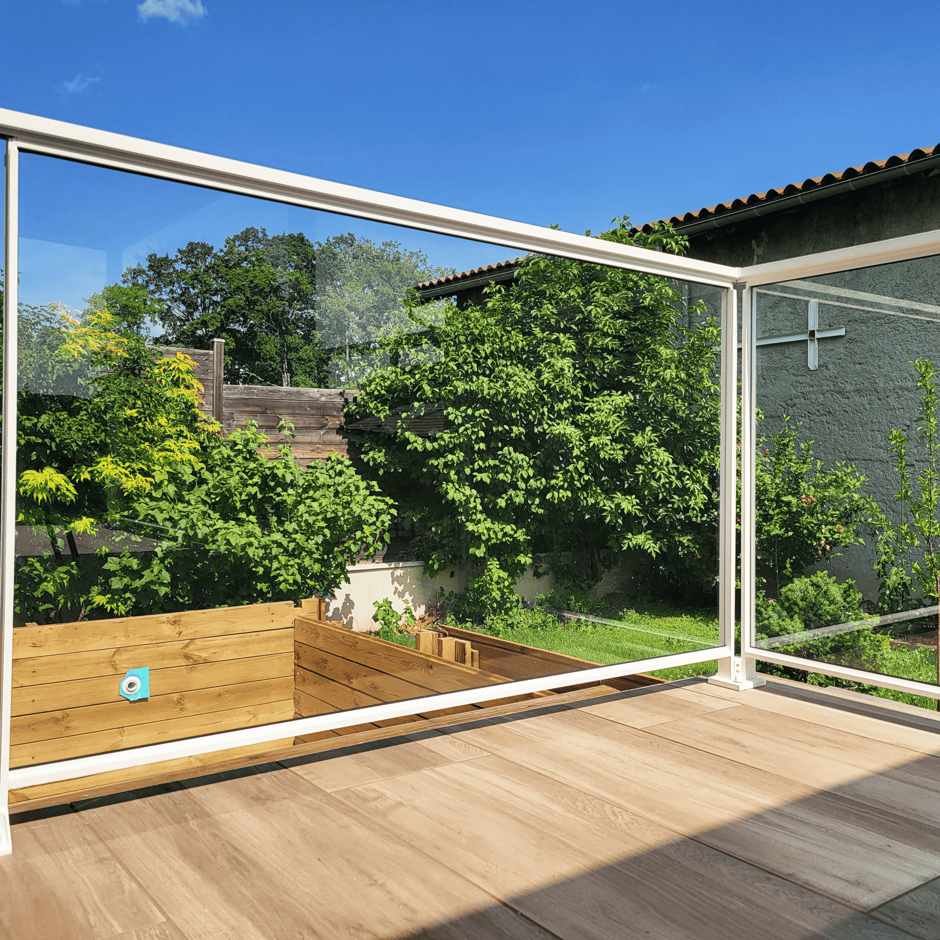 Garde-corps en aluminium et verre présentés en showroom